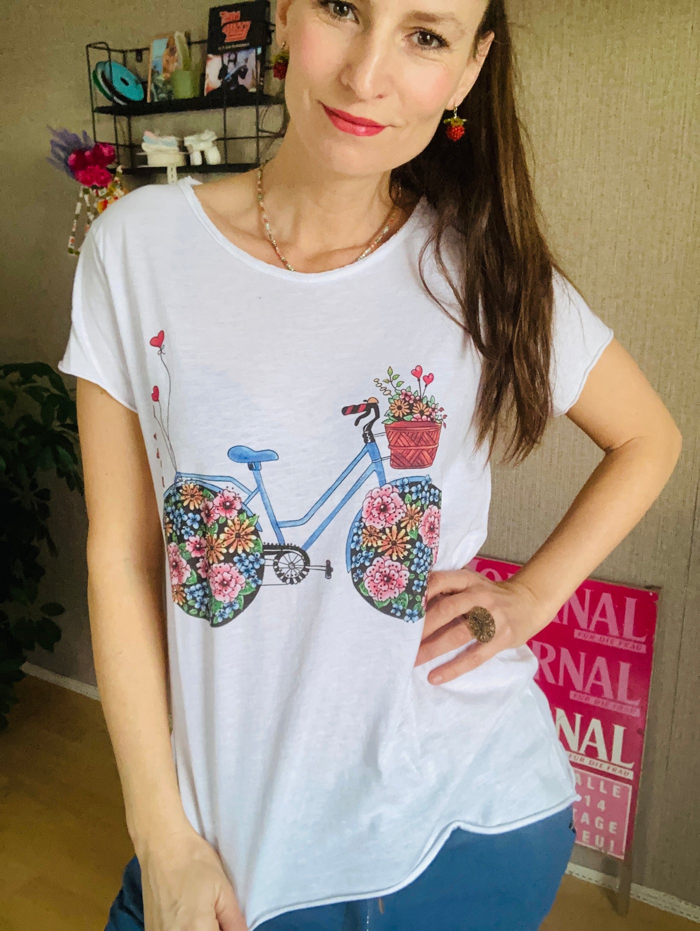 Shirt mit bunten Fahrrad und Blumenkorb am Rad. Die großen Räder sind komplett mit Blumen gefüllt. Auch Herzen hängen am Rad.
