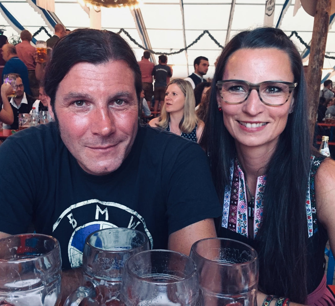 Christina Kronawitter Designerin für Dirndl und Trachen im Volksfest mit Ihrem Freund.