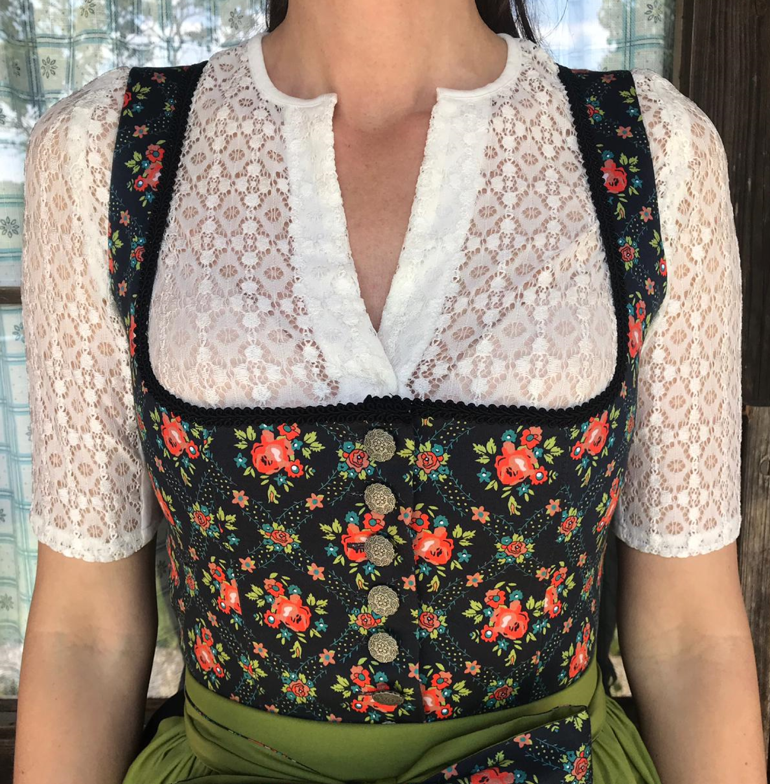 retro Dirndl Frühling Blumen auf schwarz
