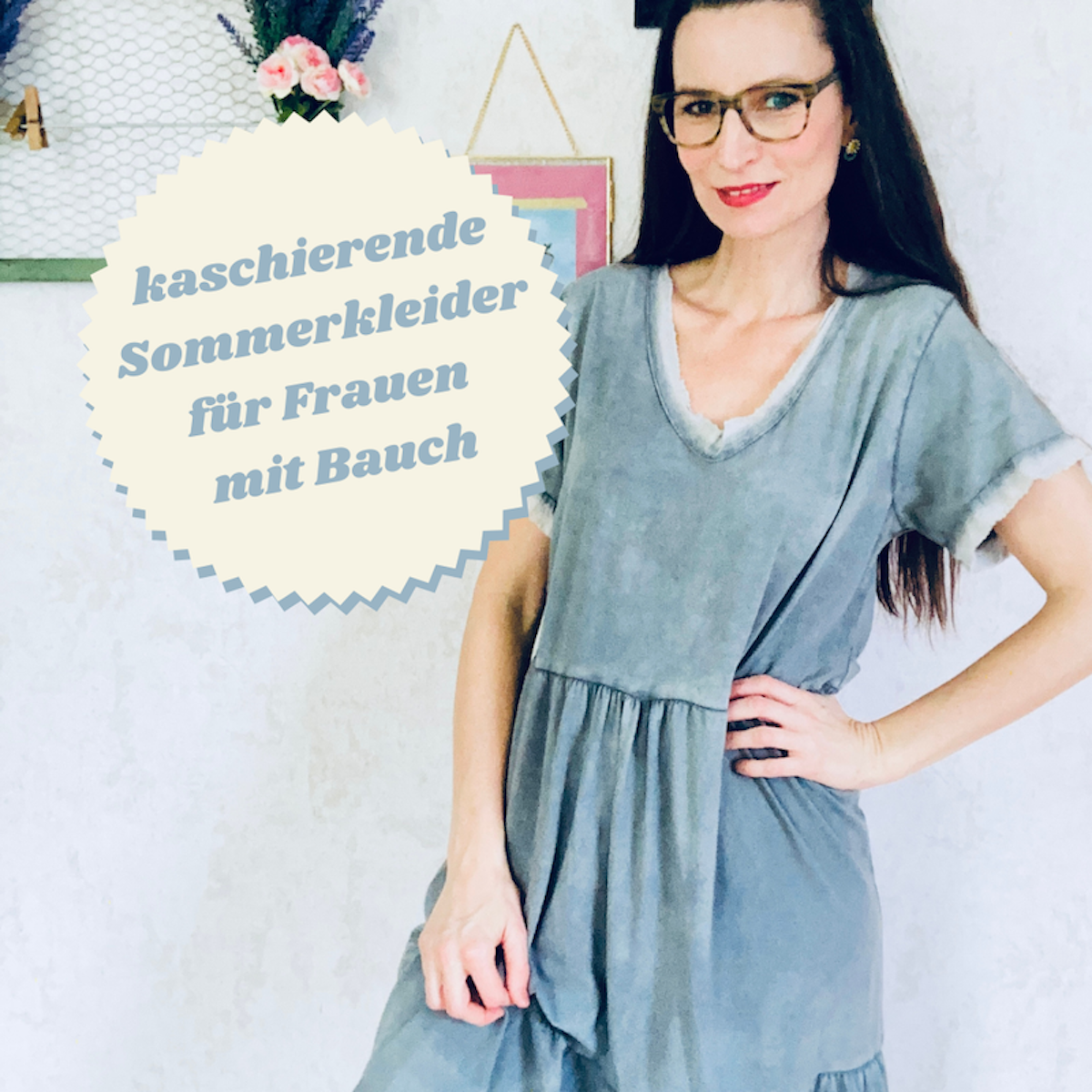 Eine Frau trägt ein weites kaschierendes Kleid 