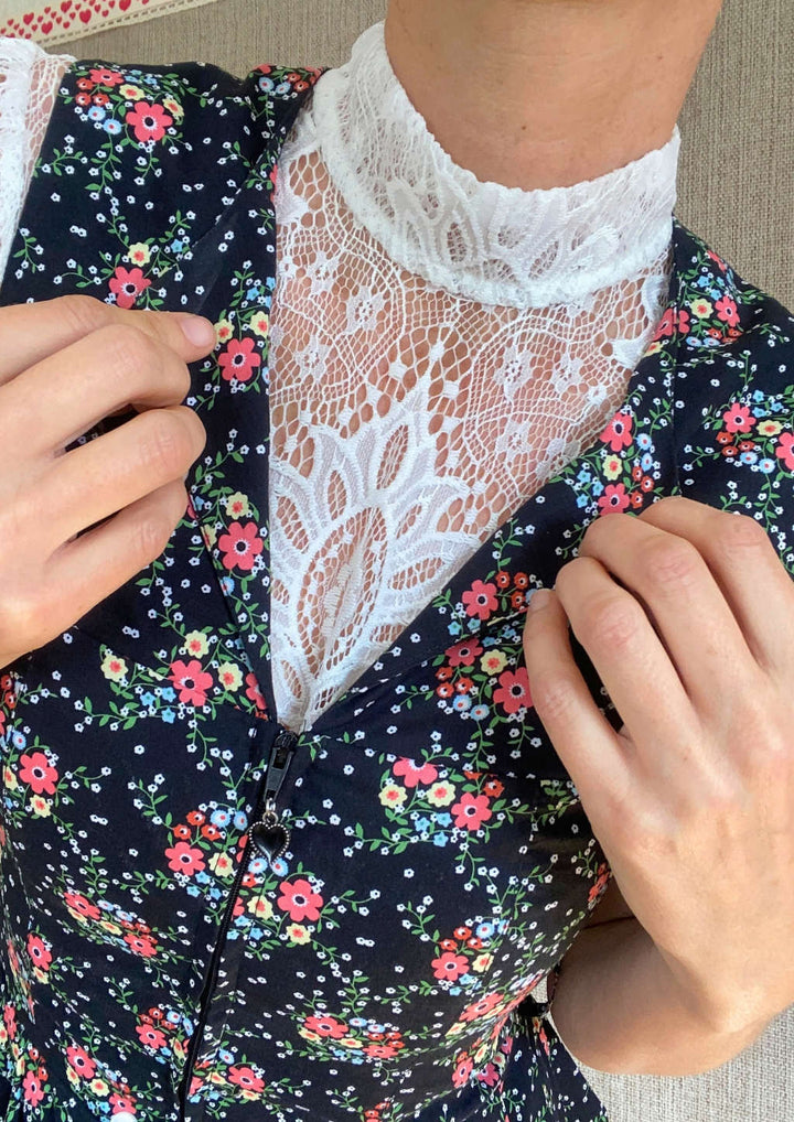 Verspielte Dirndlbluse mit kurzem Federärmel und filigranem Spitzendetail