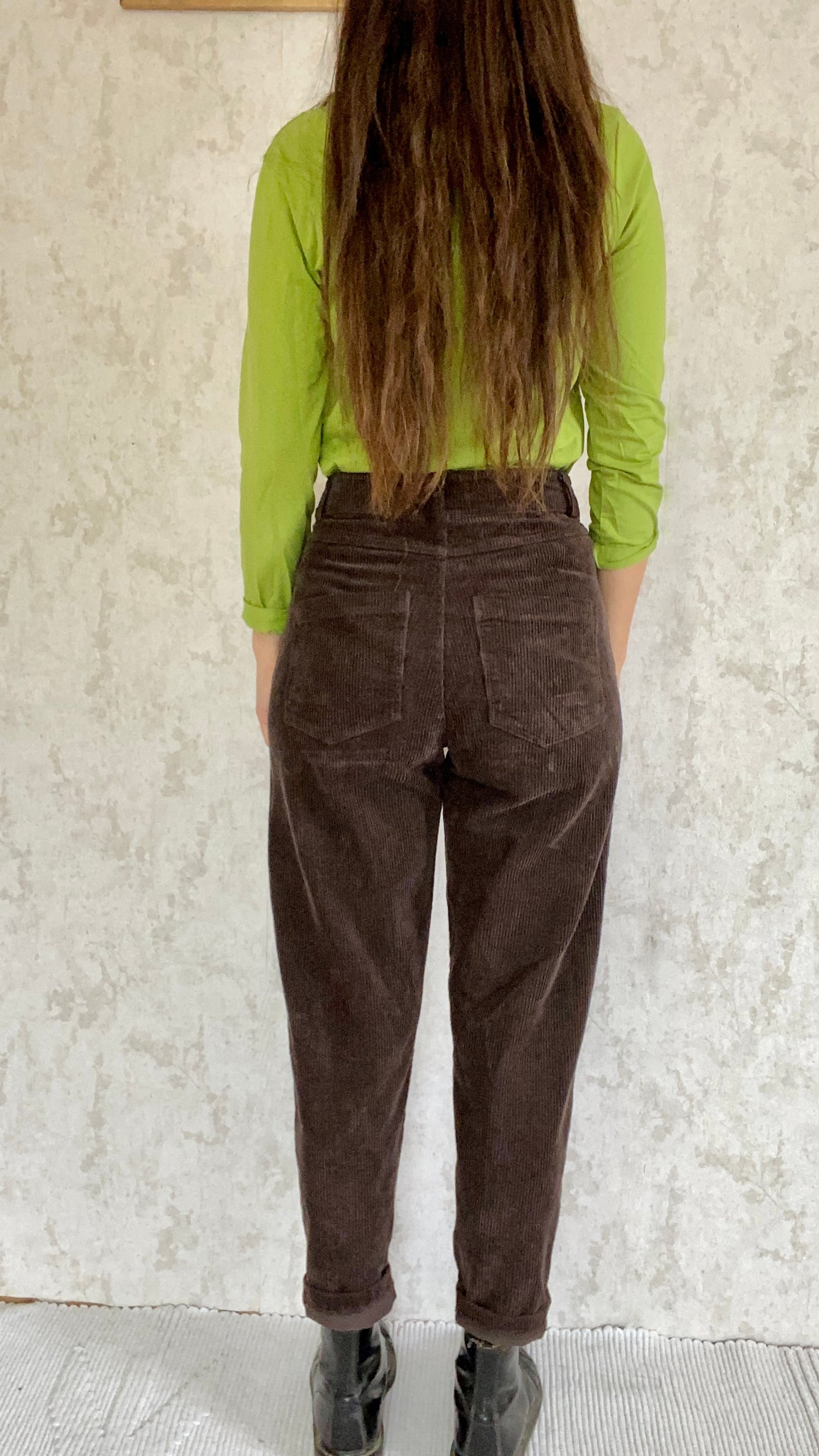 The retro back view of a woman wearing the Cordhose retro 1990 pants made in Italy.
