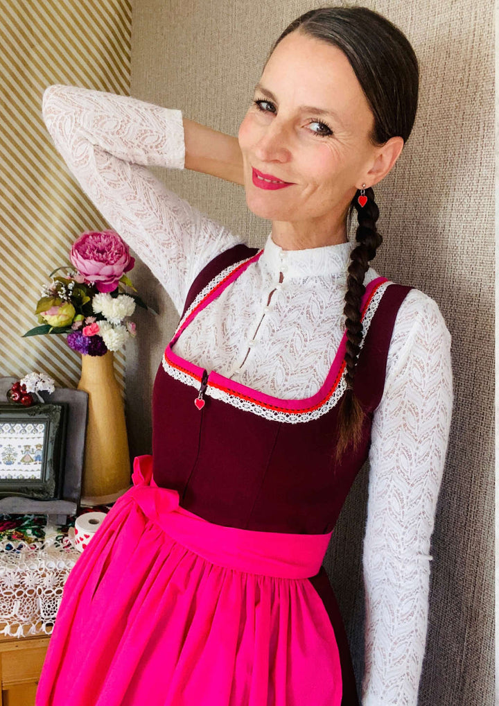 Dirndlbluse Jasmin unter tiefen Dirndlausschnitt