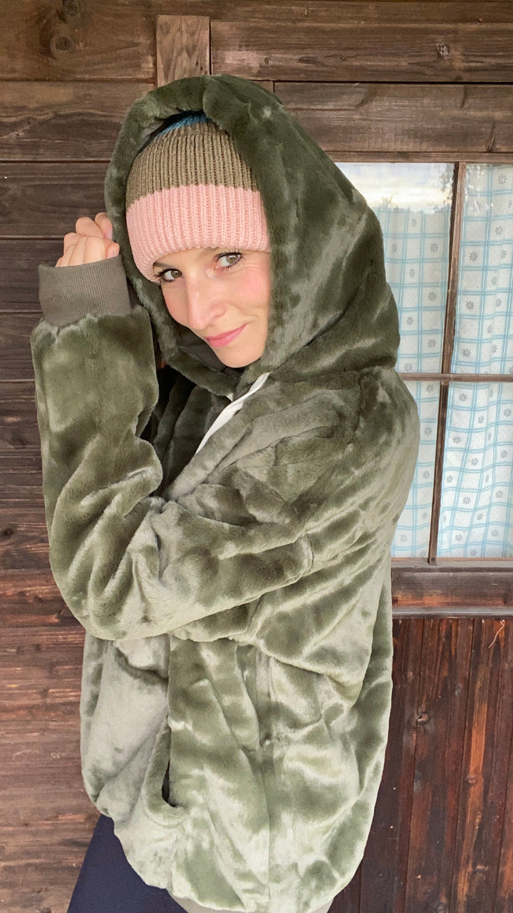 Weicher Fellhoodie in khaki, retro Stil.