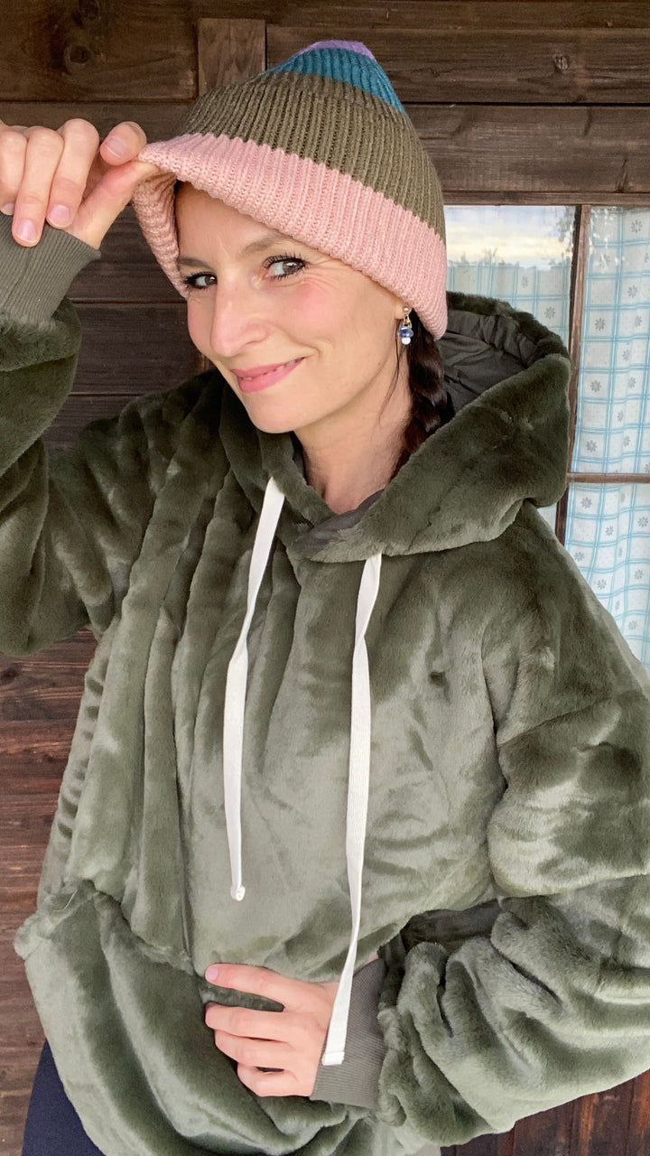 Hoodie mit Kapuze sehr weit geschnitten.