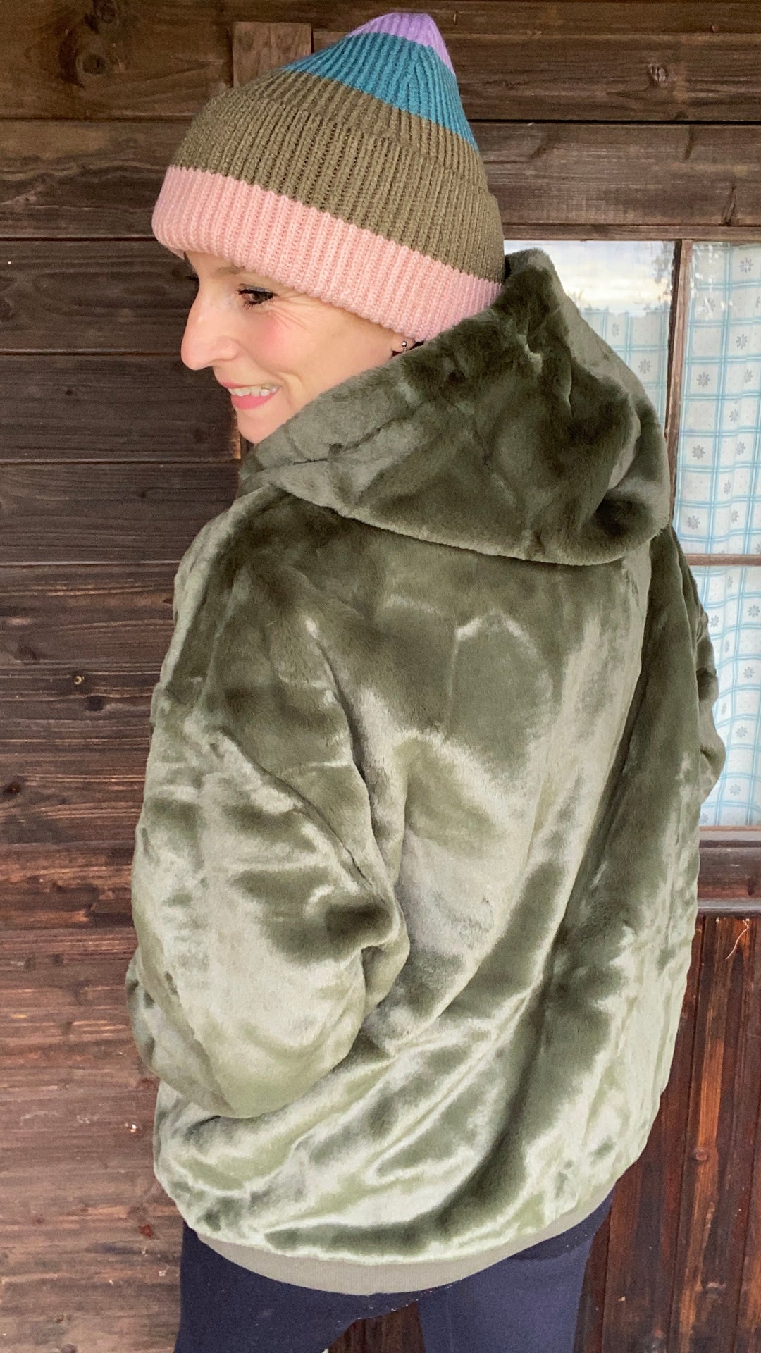 Kapuzenpulli in khaki.