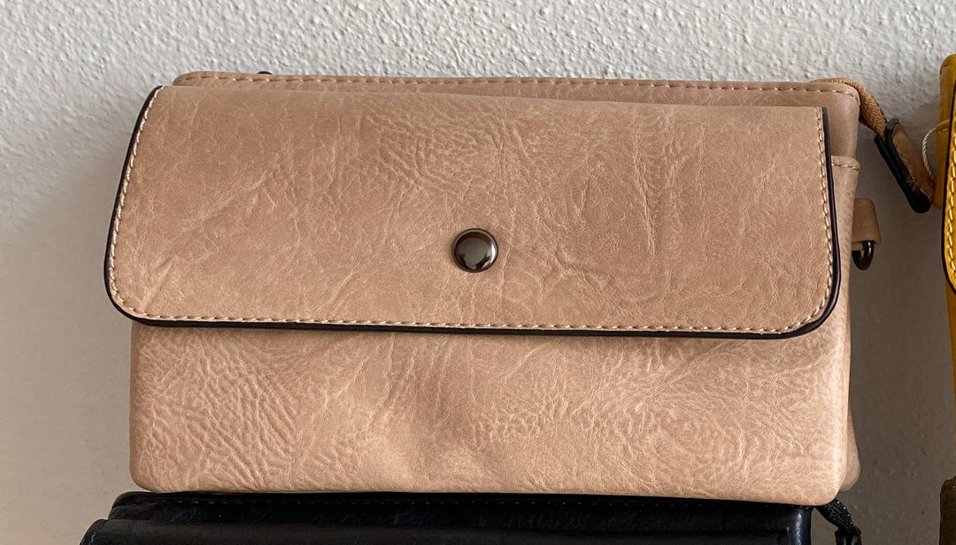 Dirndl Tasche in rosa mit vielen Fächern.