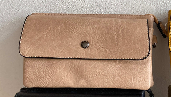 Dirndl Tasche in rosa mit vielen Fächern.