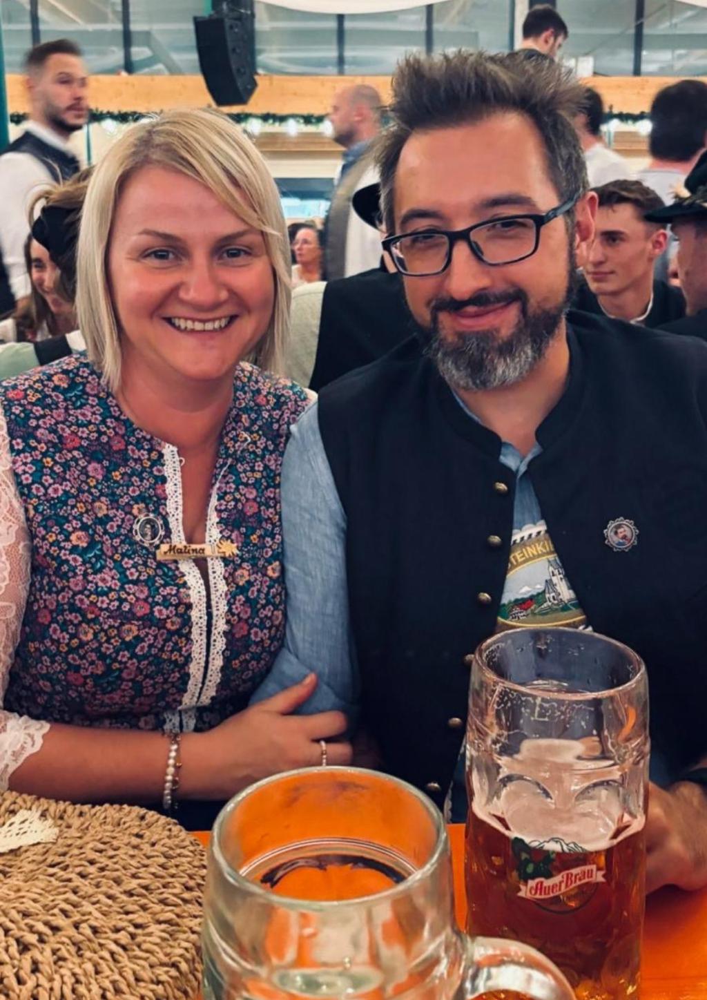 Kundenfoto im Bierzelt mit Dirndl 