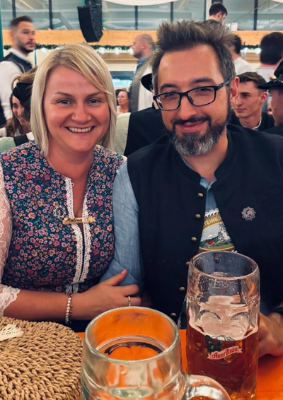 Kundenfoto im Bierzelt mit Dirndl 