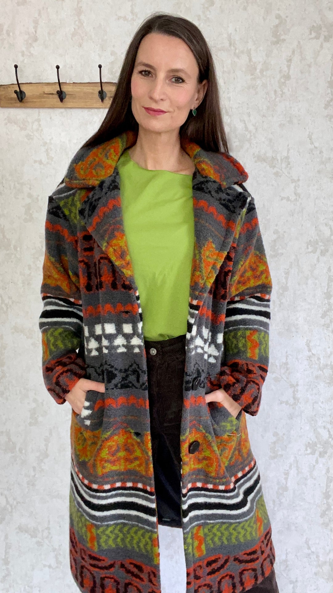 Outfit mit Mantel  mit gestreiften Muster.