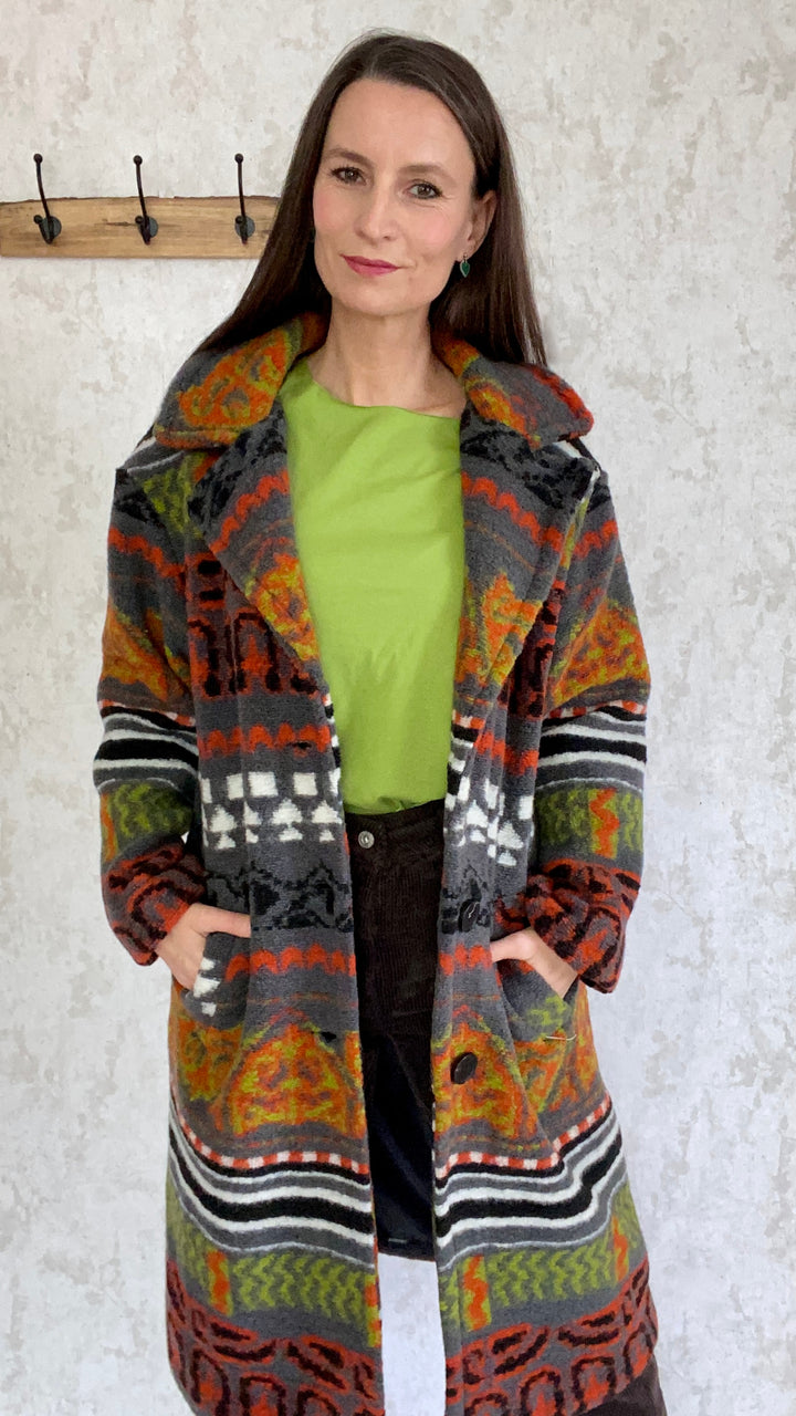 Outfit mit Mantel  mit gestreiften Muster.