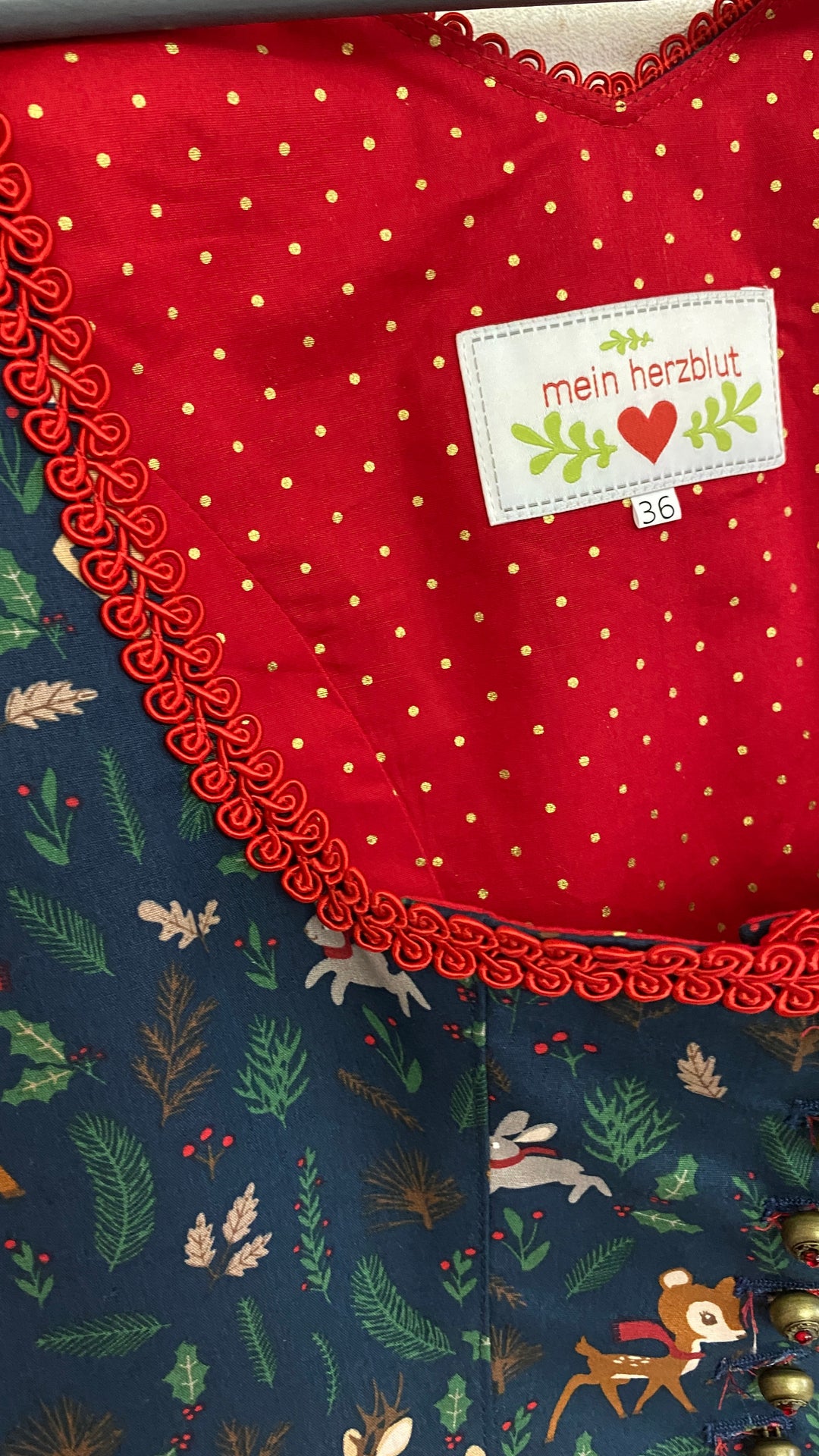 Dirndl mit roten Innenfutter aus Baumwolle.