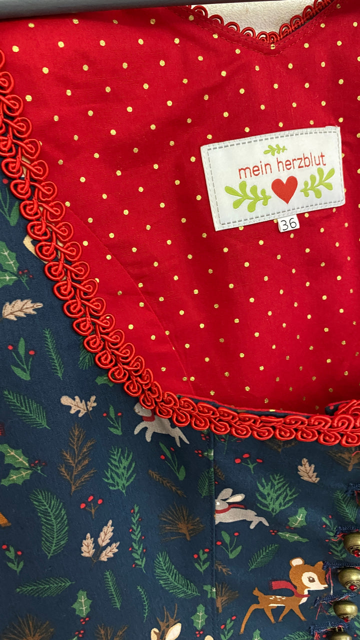 Dirndl mit roten Innenfutter aus Baumwolle.