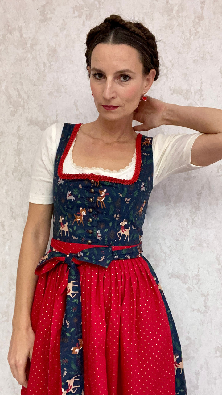 Weichnachtsdirndl mit Motiv Rehe und Wald.