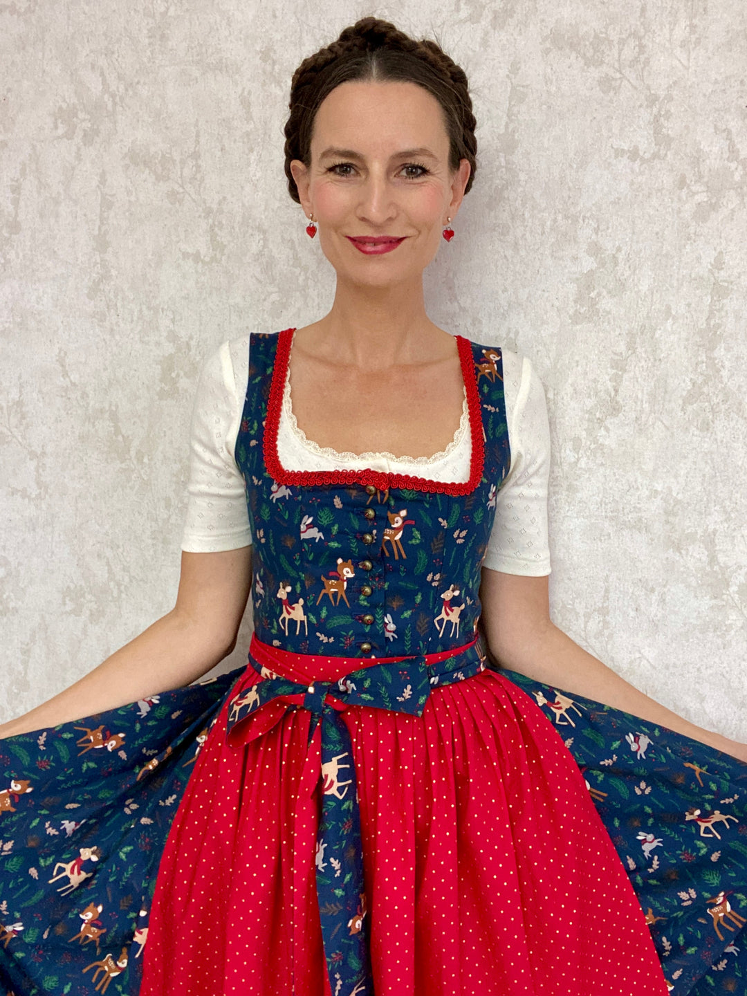 Super süßes Dirndl mit Rehkitz drauf.