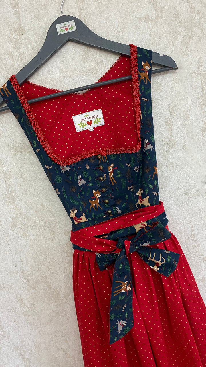 Hängendes Dirndl am Kleiderbügel