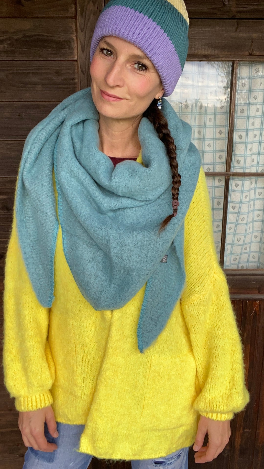 Outfit im Set mit langer Strickjacke, gestreifter Wollmütze und Dreiecksschal.