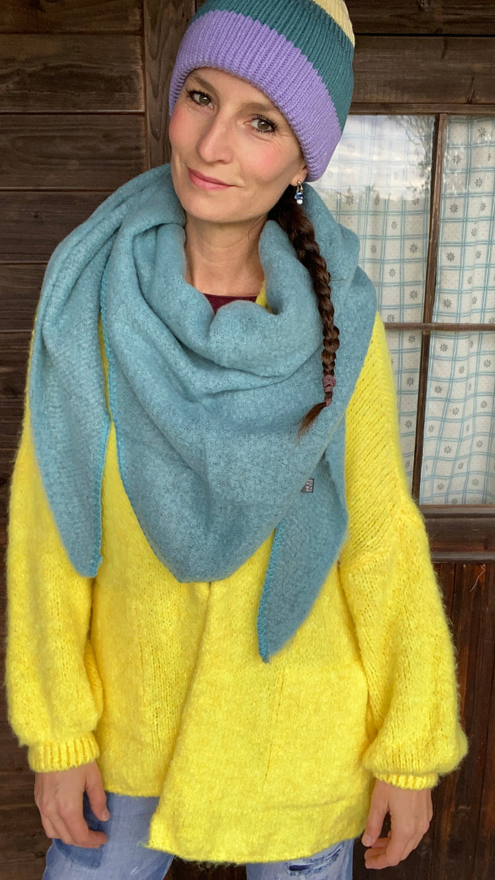 Outfit im Set mit langer Strickjacke, gestreifter Wollmütze und Dreiecksschal.