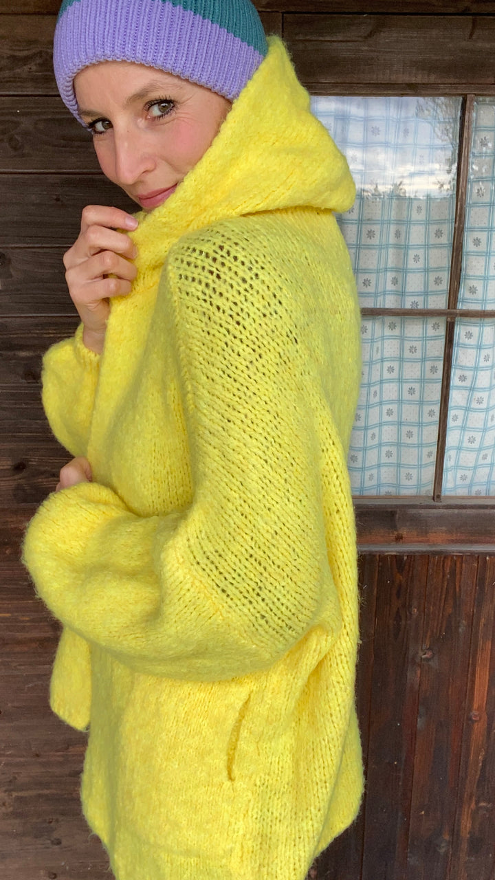 Strickjacke im retro Look von mein herzblut mit Mütze.