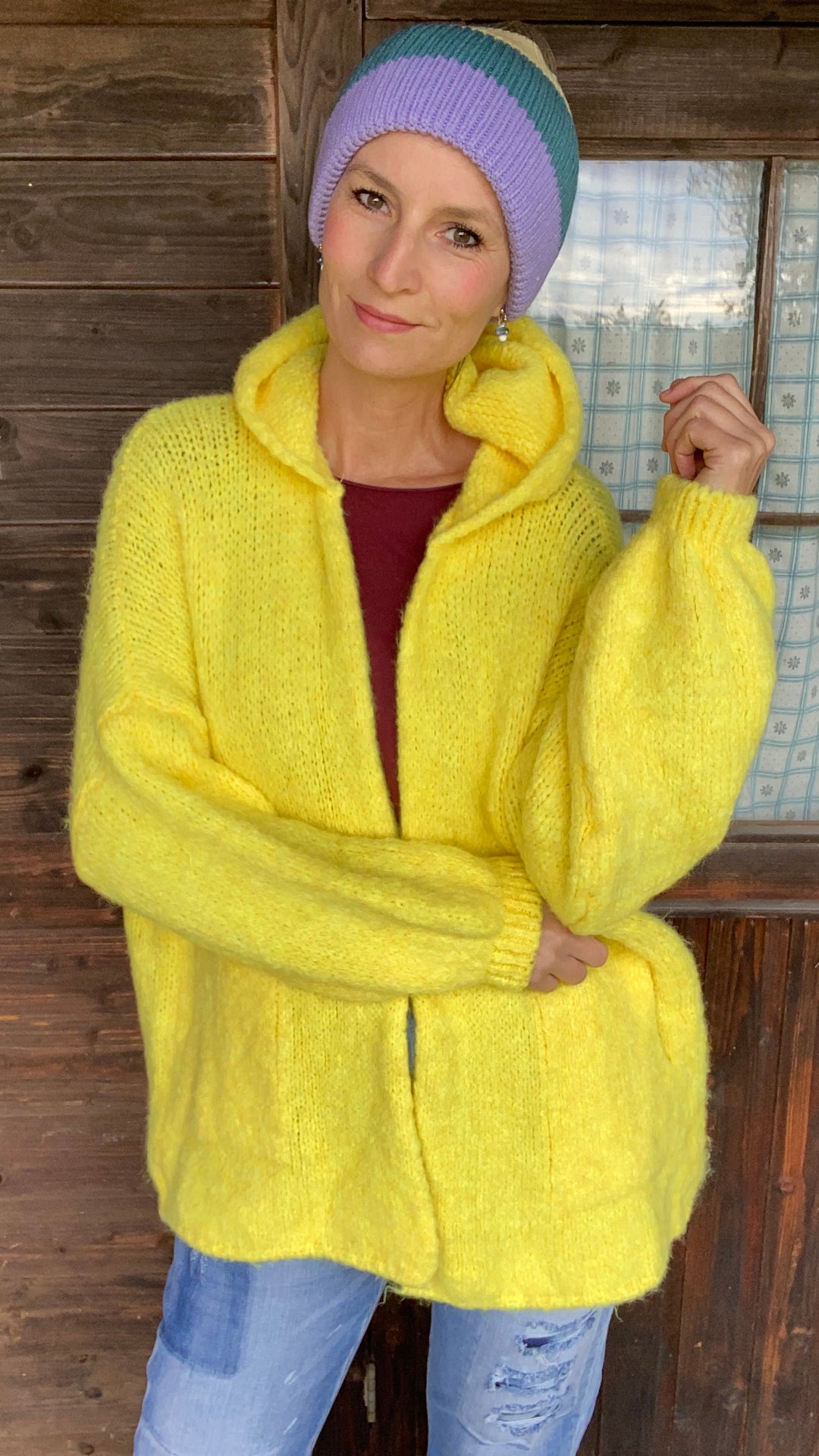 Schöne warme lange Strickjacke in Sonnengelb. Mit Kapuze und Taschen.