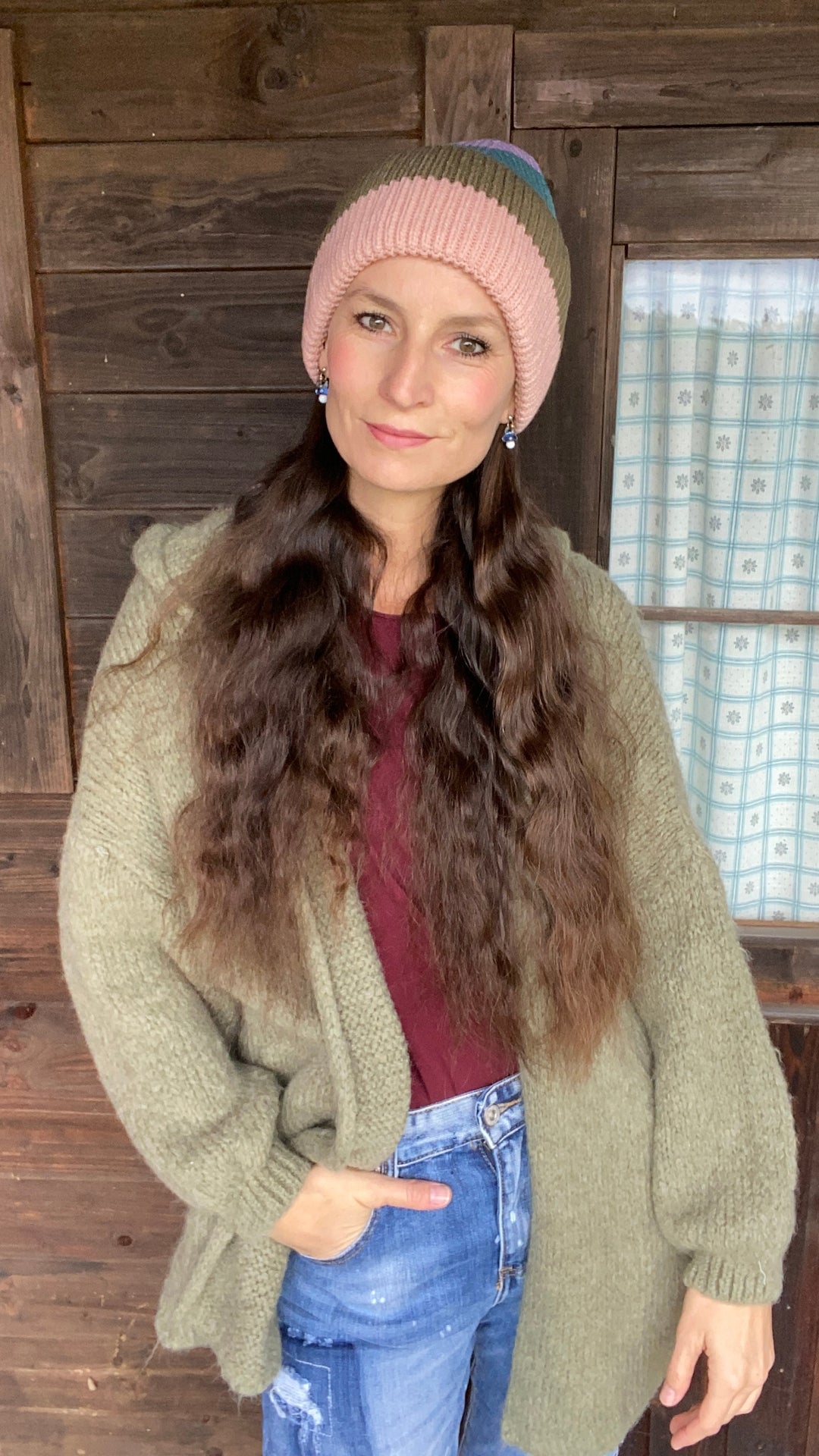 Strickjacke in khaki mit Kapuze.