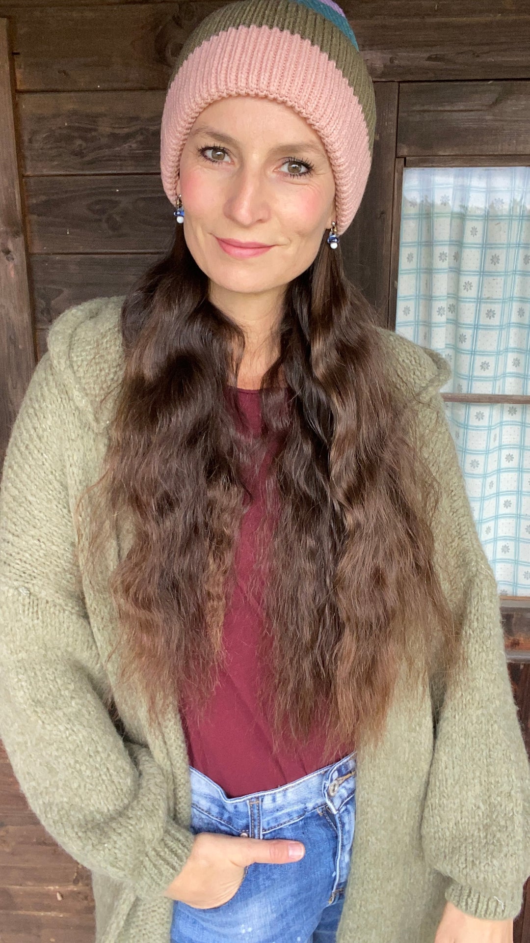 Lange Strickjacke im Set mit passender Wollmütze.