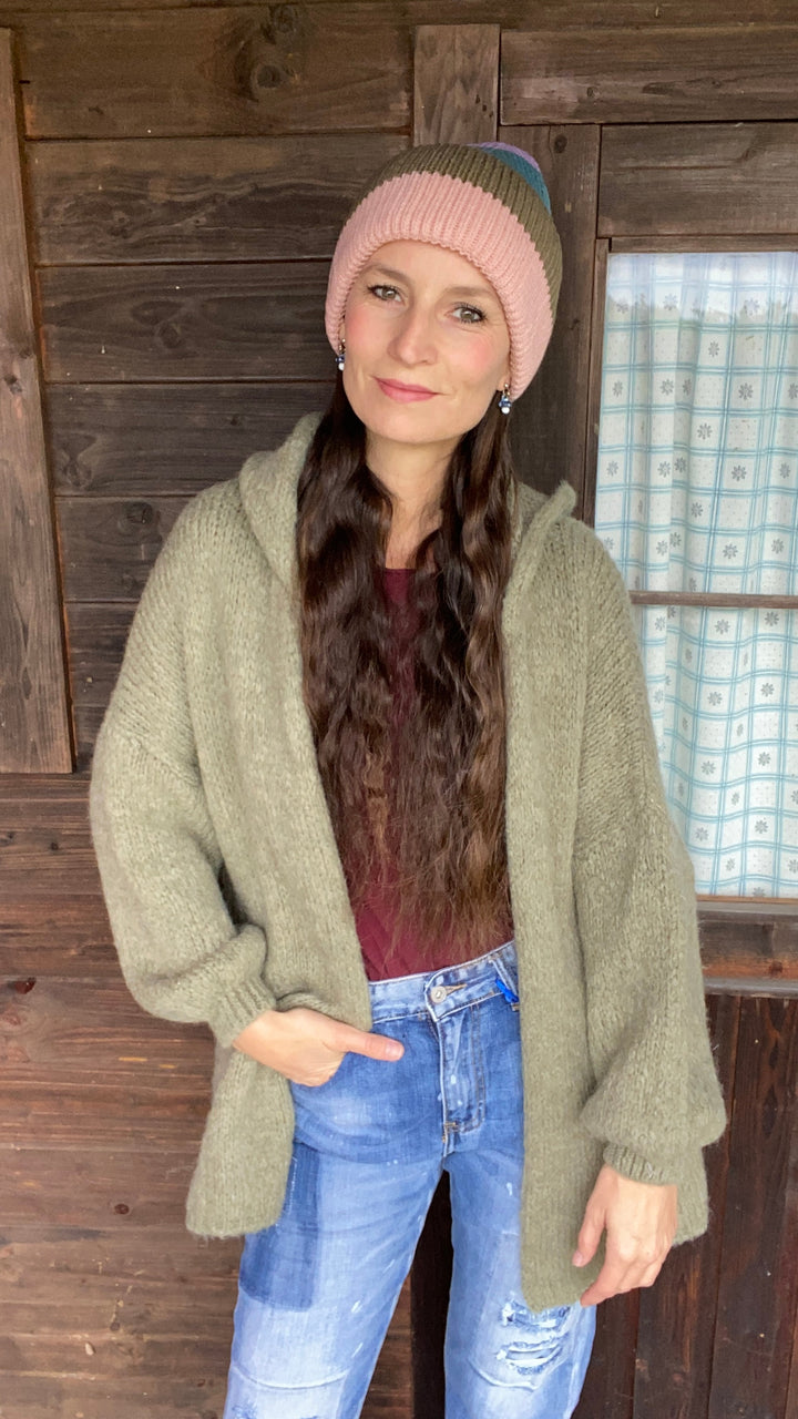 Strickjacke mit Kapuze und passender Mütze im gestreiften Muster. 