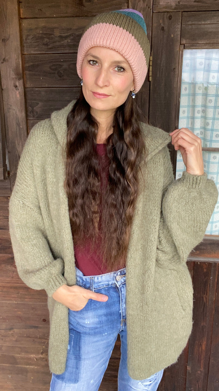 Kapuzenstrickjacke mit Wollmütze. 