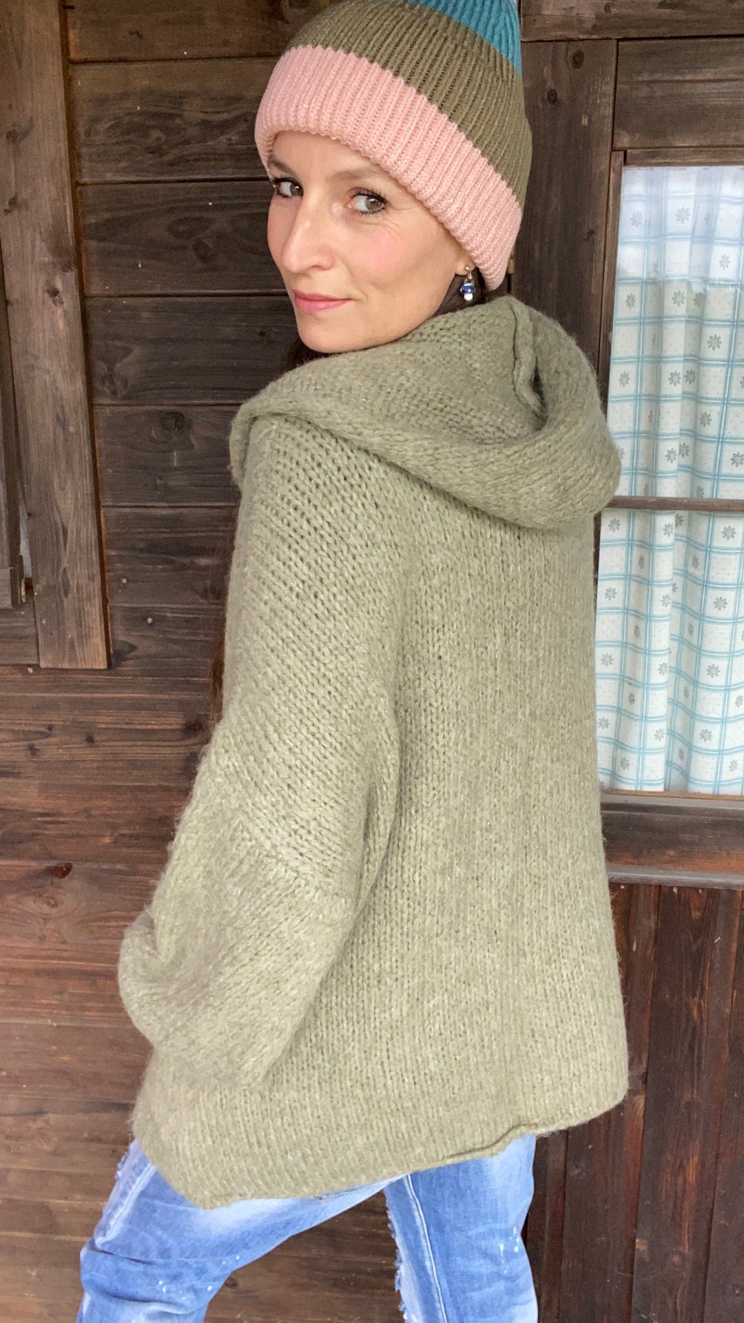 Weiche Strickjacke mit Kapuze in Oversize.