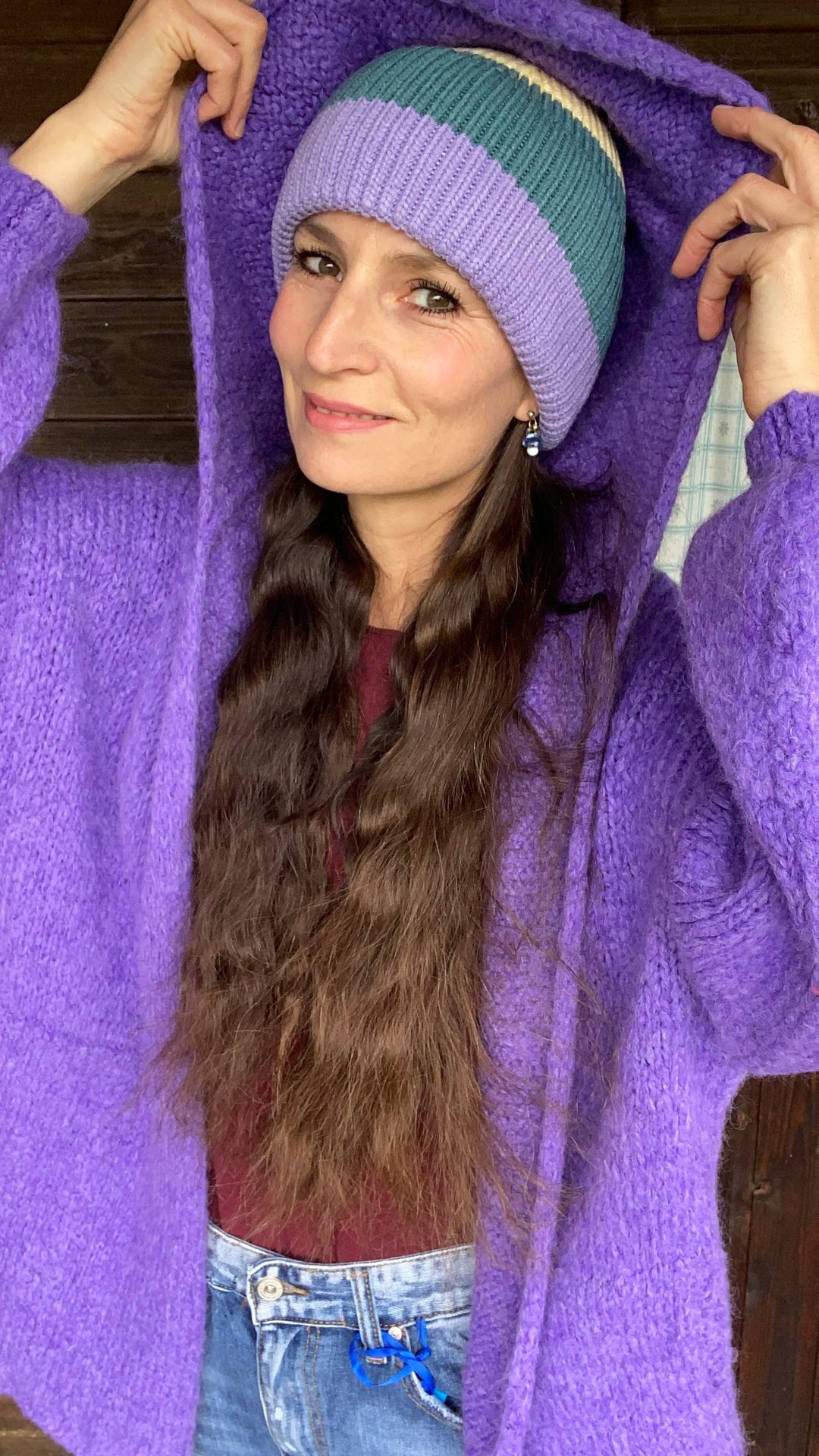 lange Strickjacke in lila. Weiter großer Schnitt für große Größen.