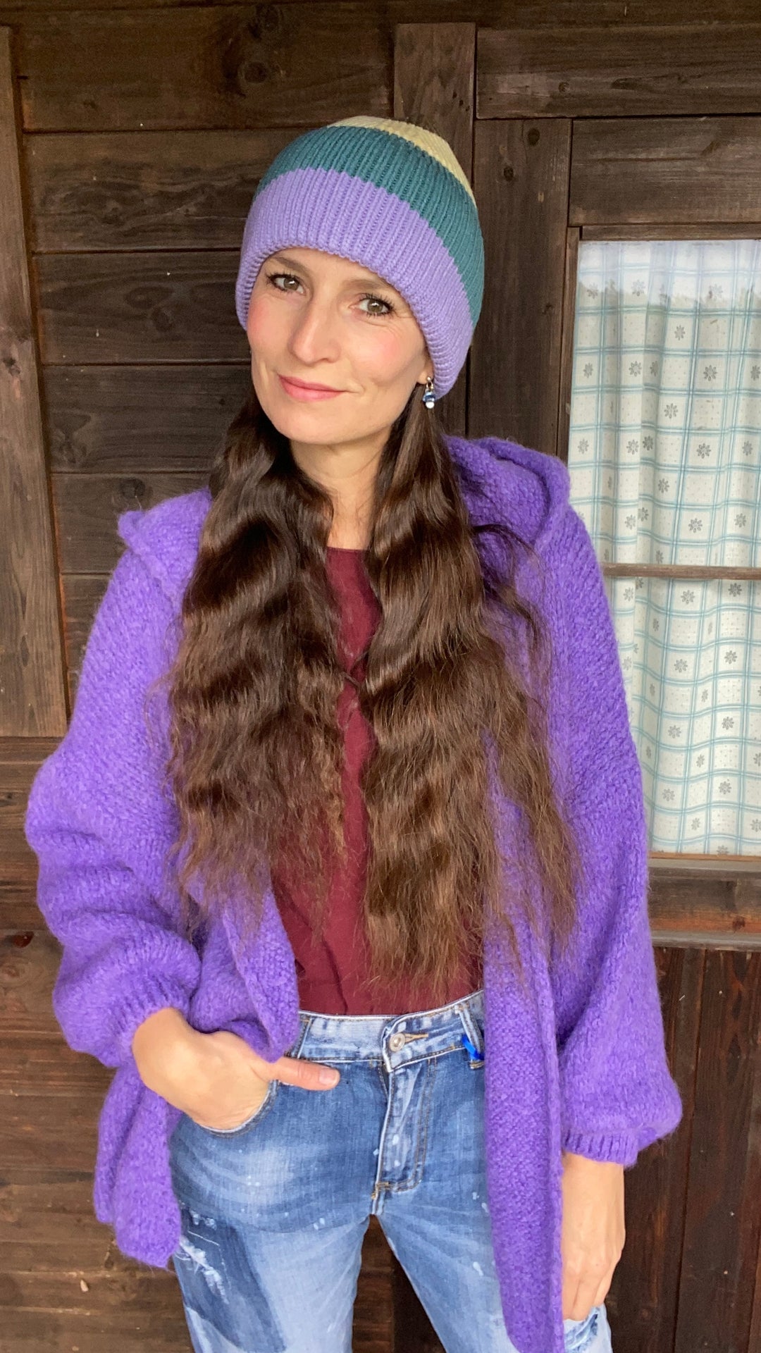 Lila Outfit Strickjacke mit Mütze.