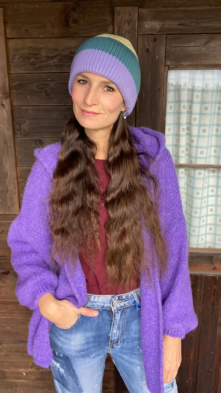 Lila Outfit Strickjacke mit Mütze.