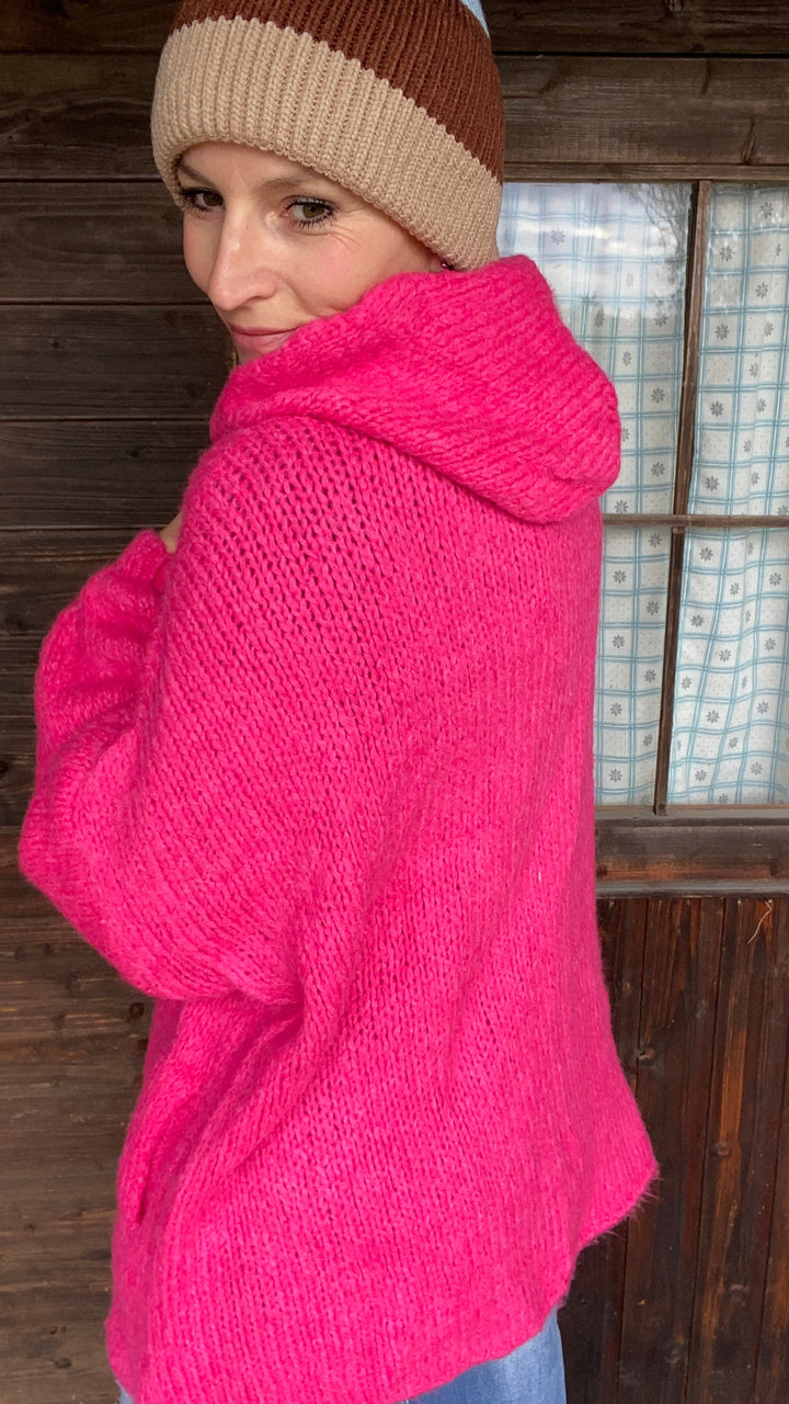 Kapuzenstrickjacke in pink mit Taschen. 