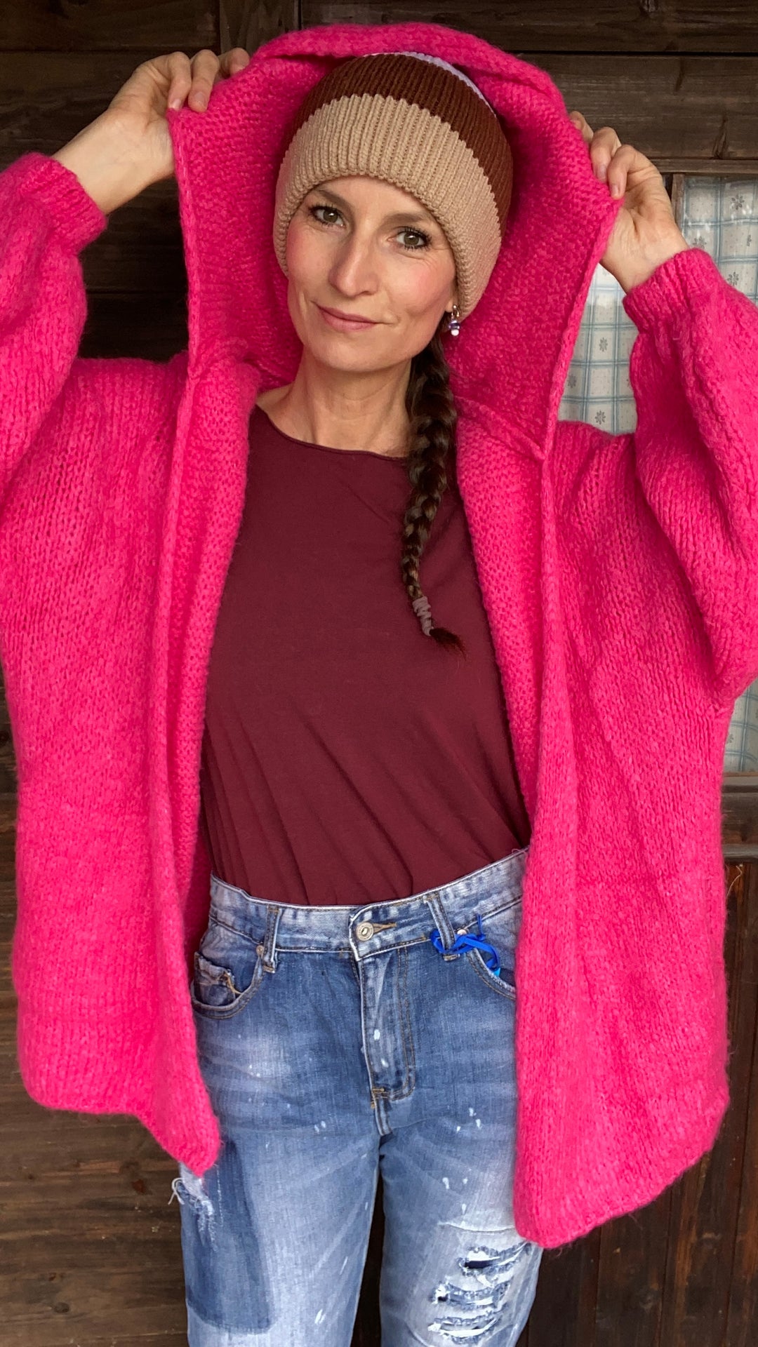 Lange Strickjacke mit Taschen in der Farbe magenta. 