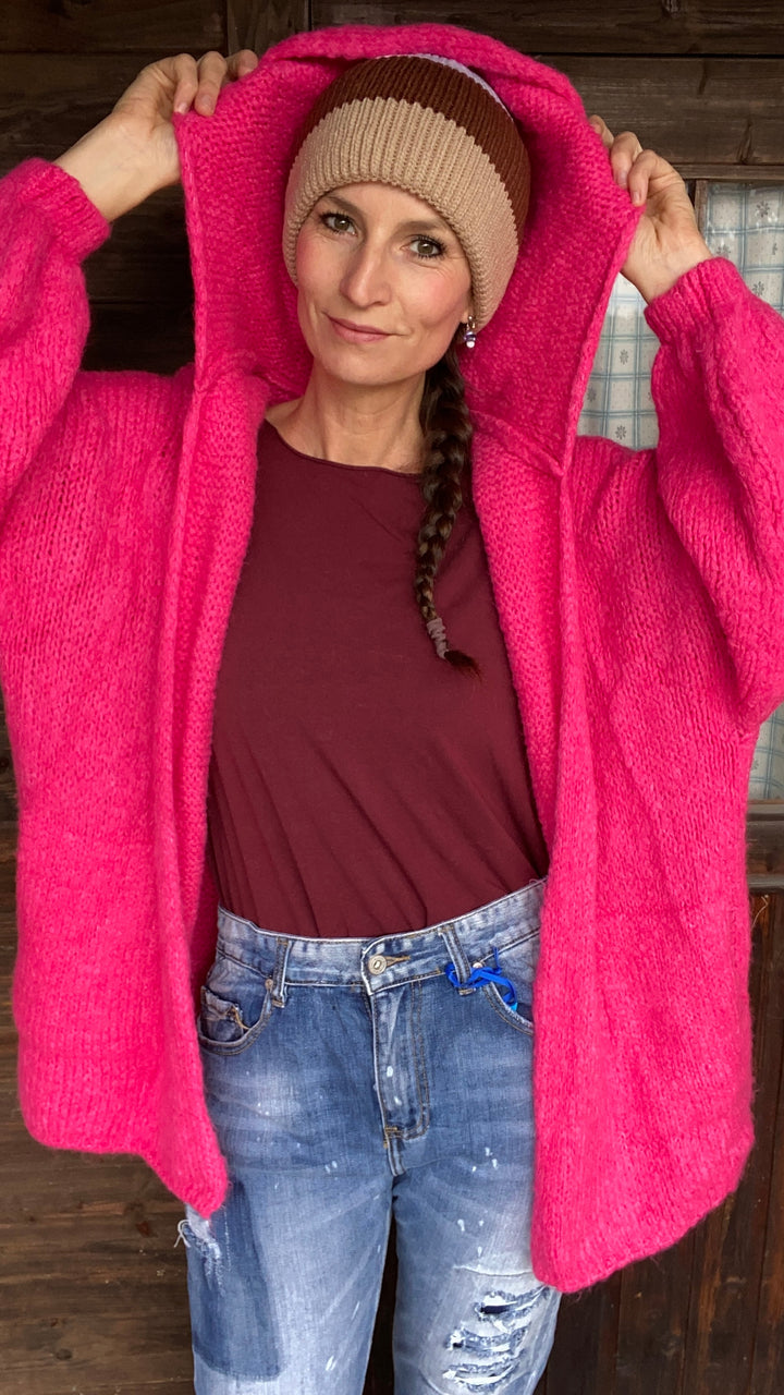 Lange Strickjacke mit Taschen in der Farbe magenta. 