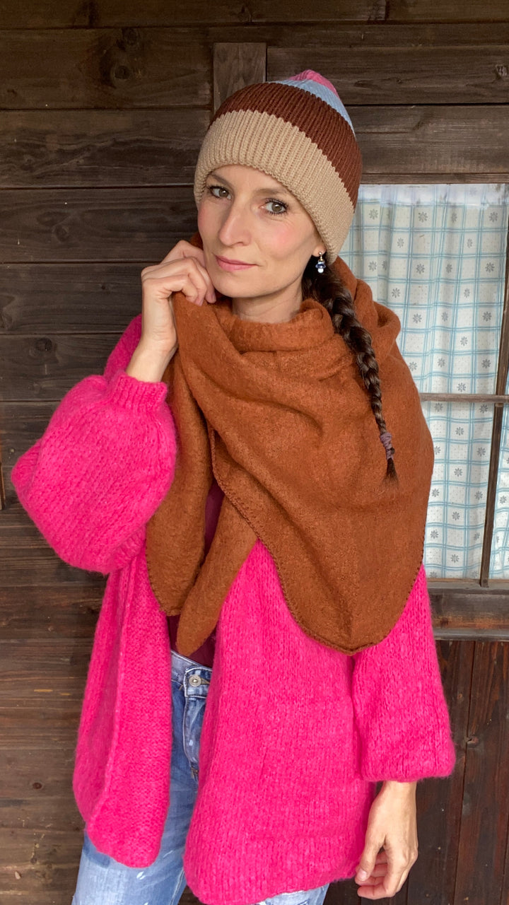 Strickjacke in pink im Retro Oversize Stil.