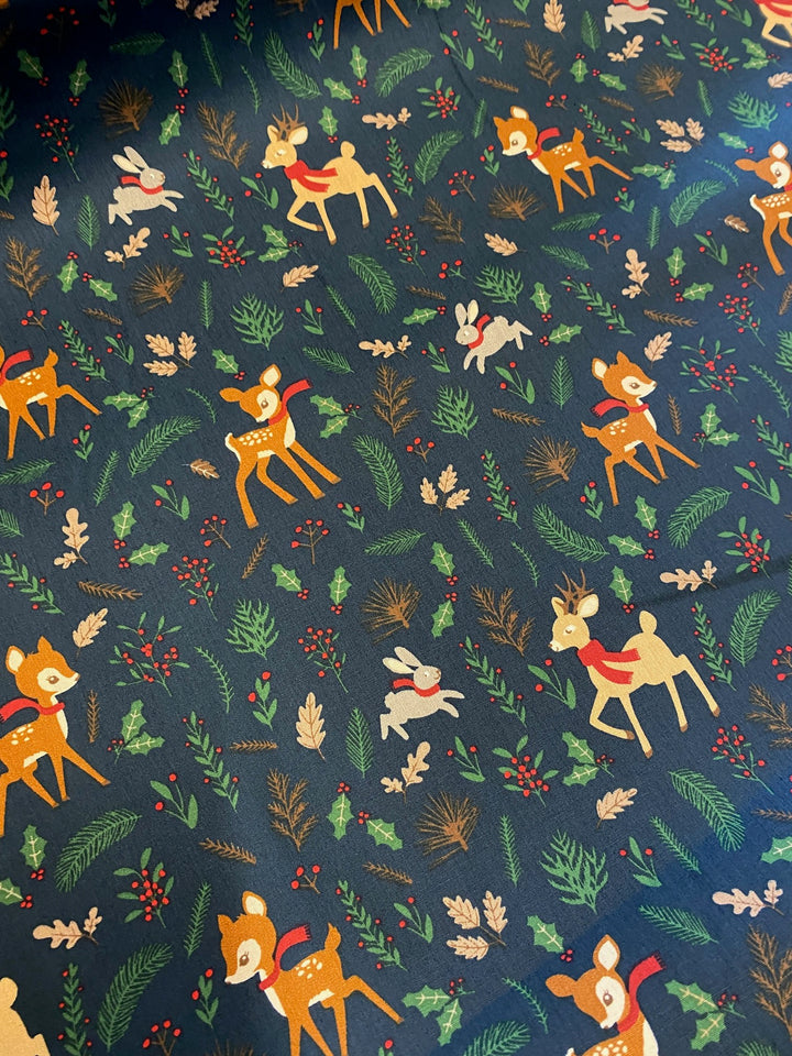 Baumwollstoff Weihnachtsmotiv mit Waldtieren und Ästen 