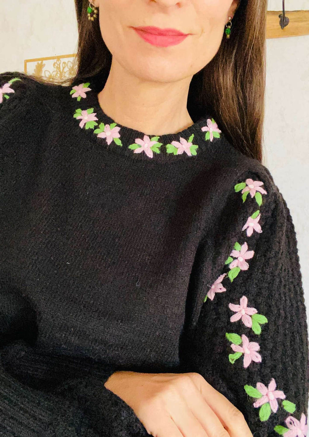 schwarzer bestickter Pulli Alpen Stil