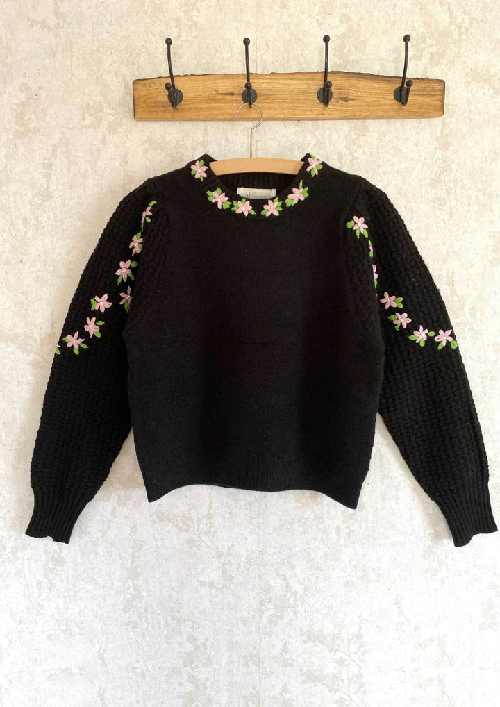 Schwarzer Trachtenpulli Damen mit Puffärmel bestickt