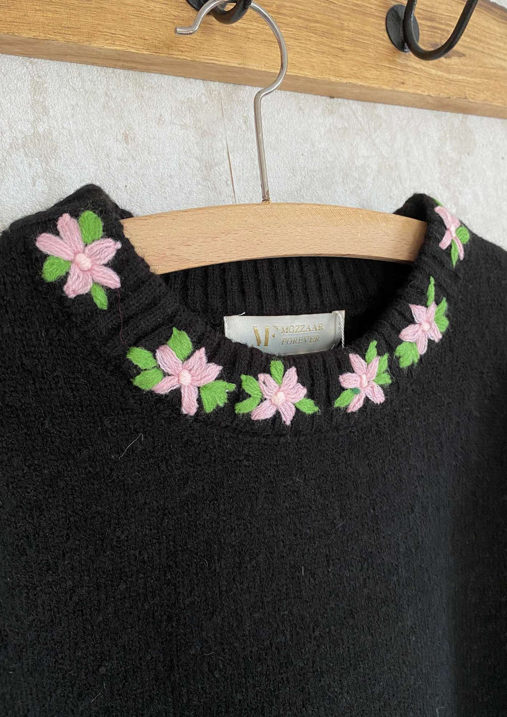 Bestickter Pullover mit rosa Blumen 