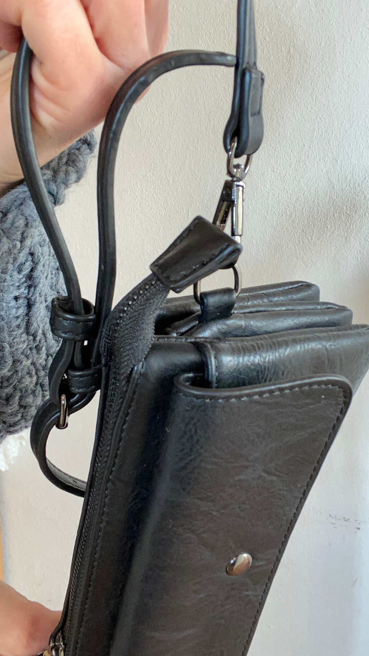 Tasche klein in schwarz mit Karabiner