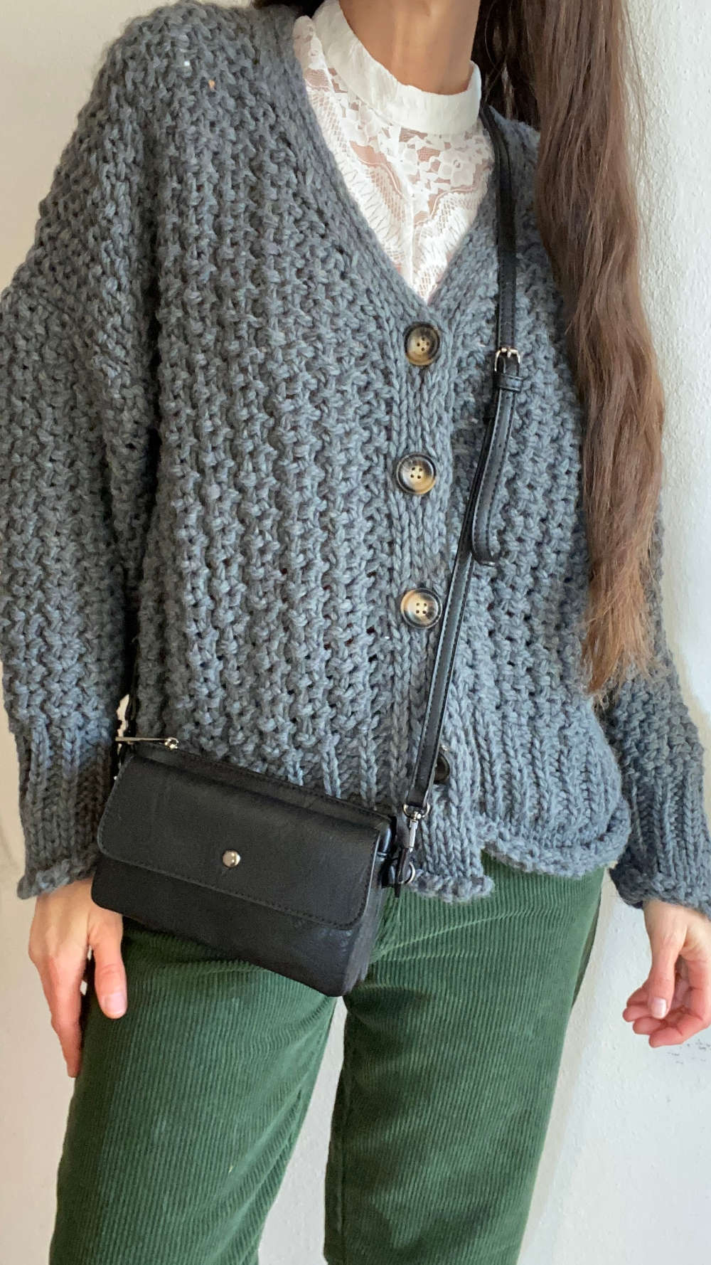 kleine schwarze Tasche mit langen Gurt
