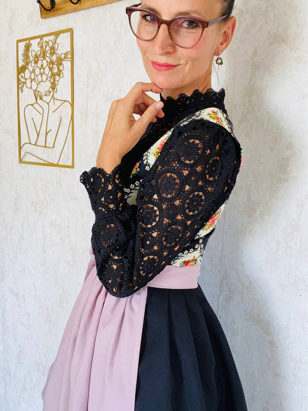 Häkeltop in schwarz unter Trachtenkleid 