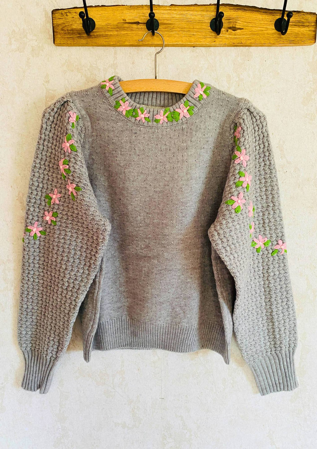 Traditioneller Alpen Strickpullover für Damen bestickt mit rosa Blumen