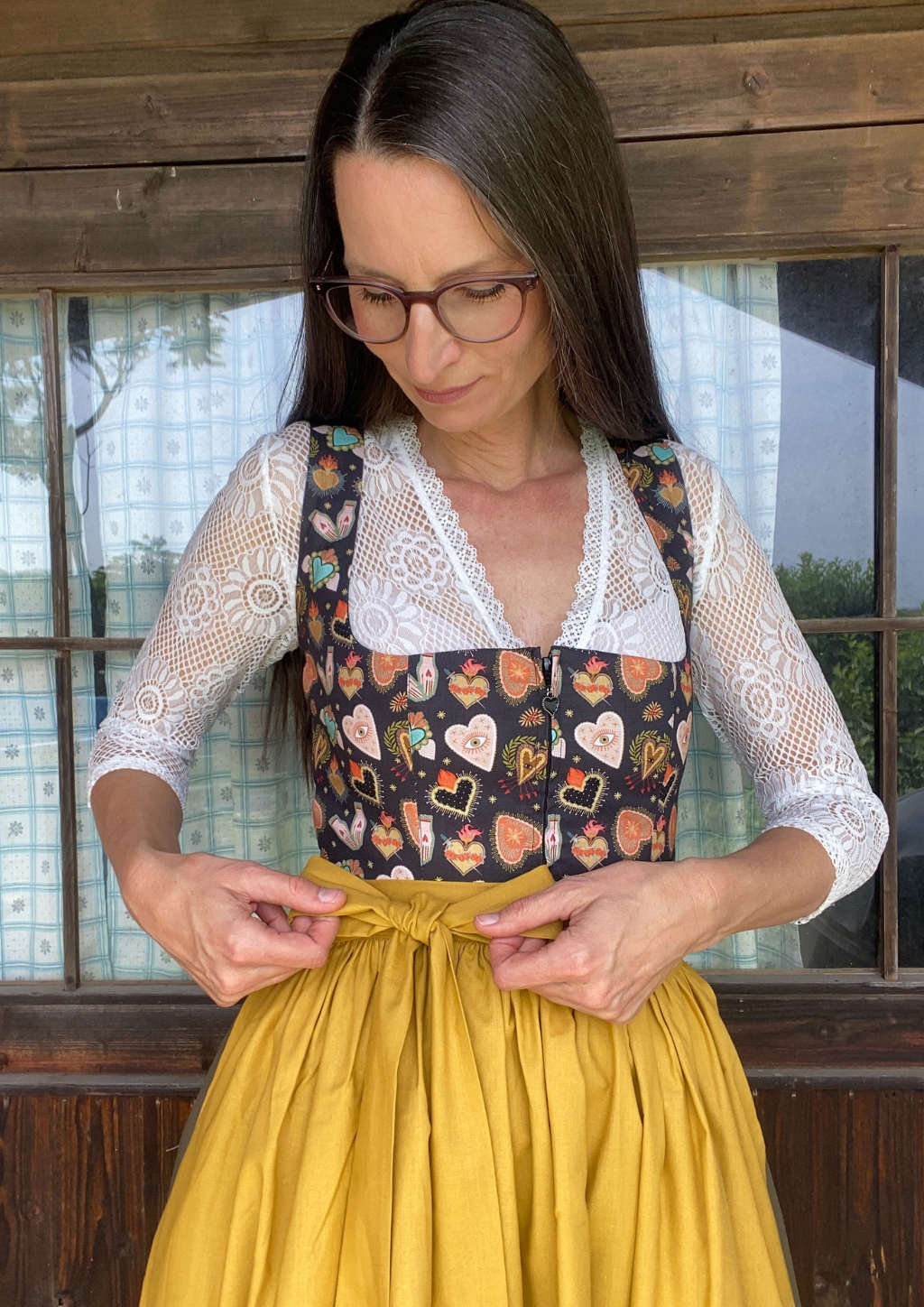 Dirndlbluse Blume mit V-Ausschnitt
