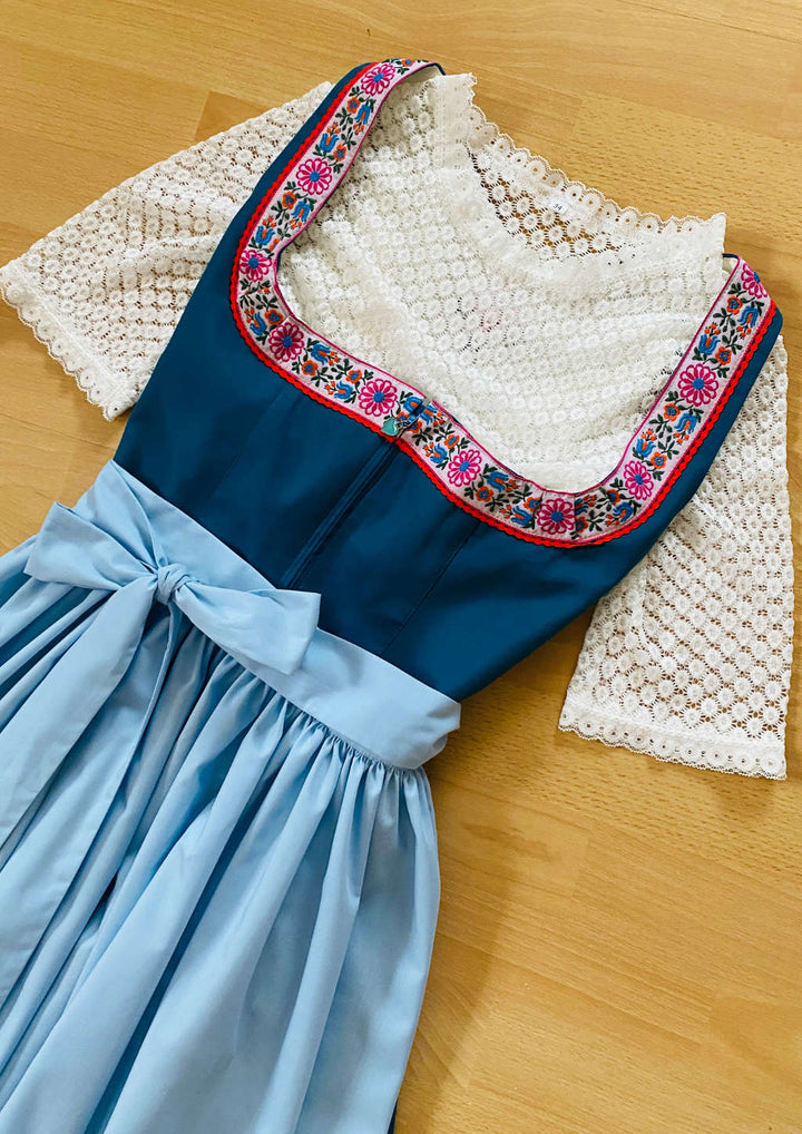 Dirndlbluse unterm Dirndl mit tiefen Ausschnitt