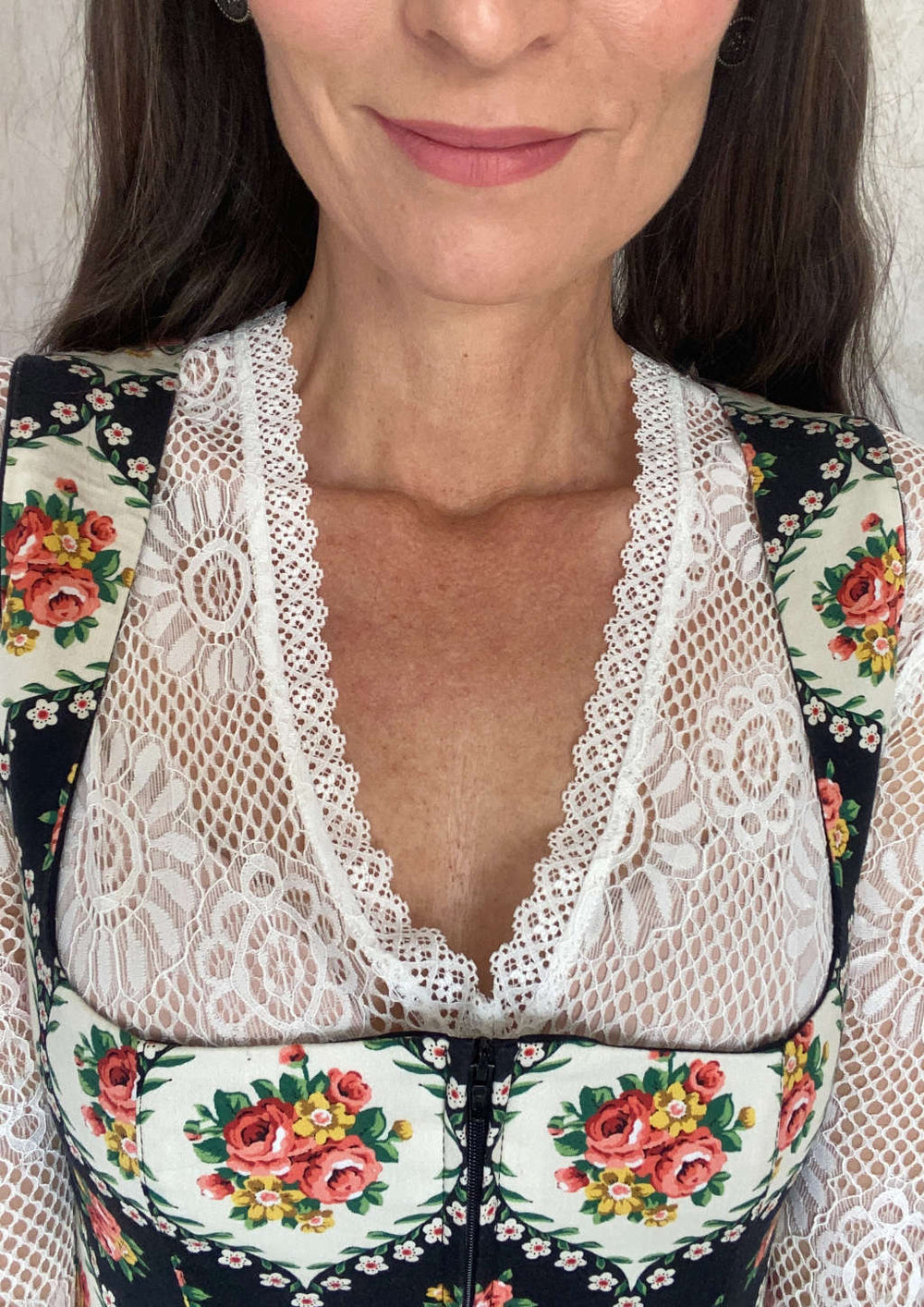 Dirndlbluse Blume und Spitze
