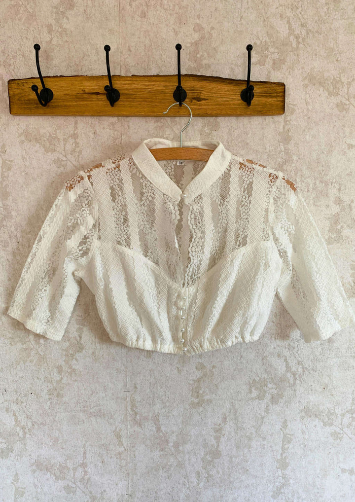 Dirndlbluse Bergliebe zum Dirndl kombiniert