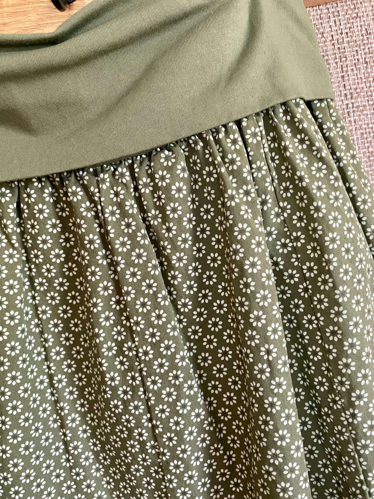 Wide waistband skirt